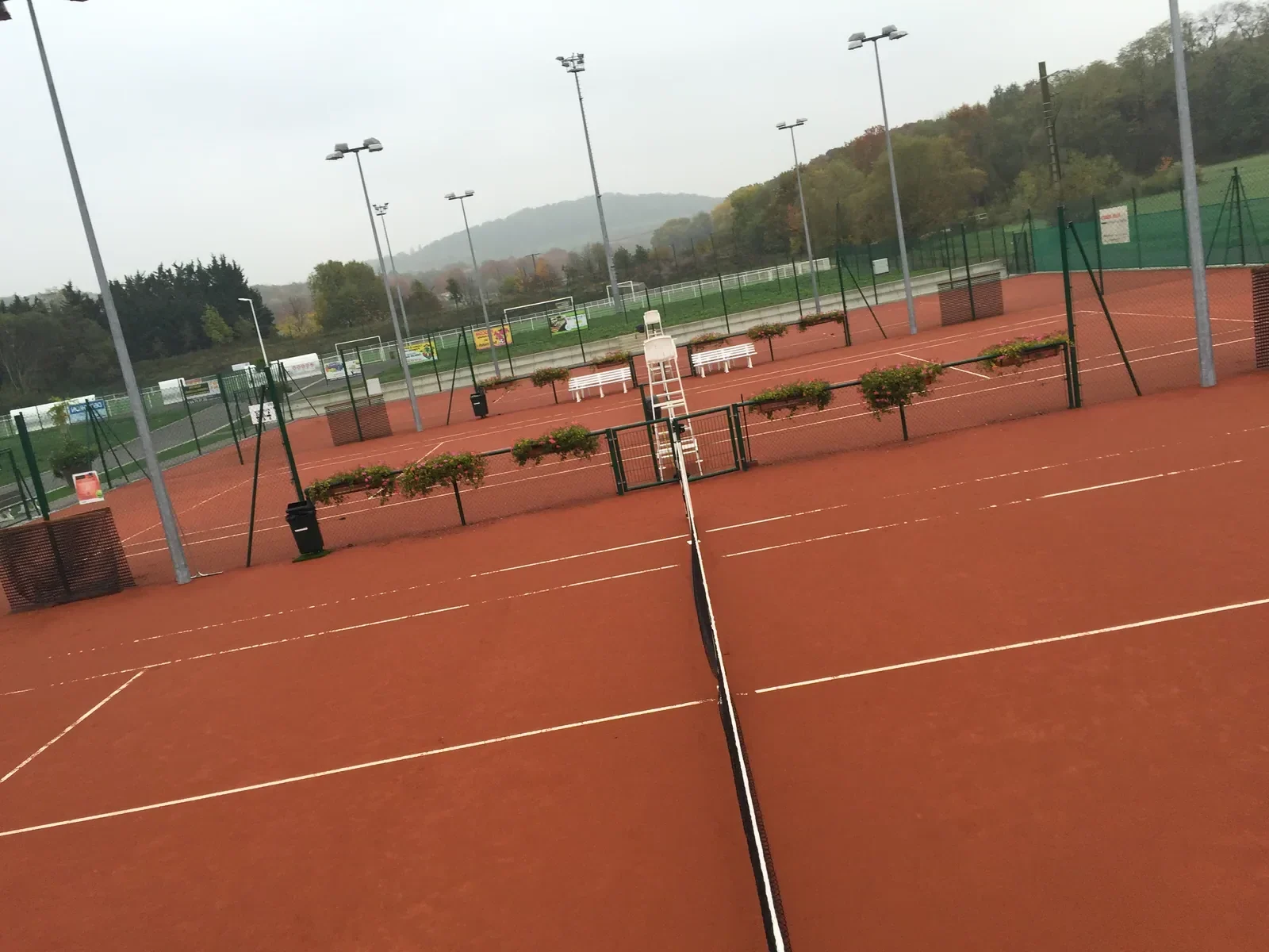 Court de tennis en terre battue synthétique rénové par ADN-SOL