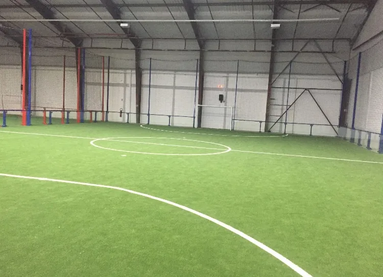 Terrain de football indoor en gazon synthétique pour foot à 5