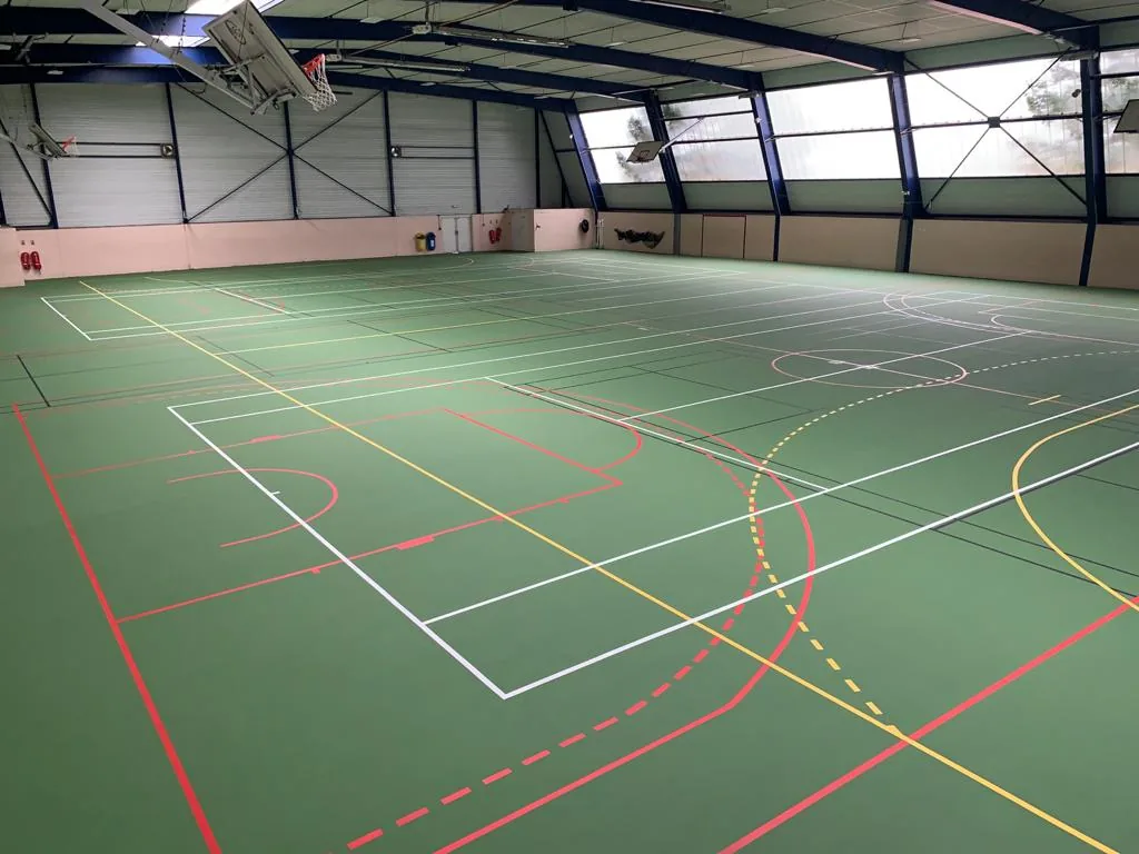 Gymnase entièrement rénové avec sol en résine et marquage multisport complet basket handball volley badminton