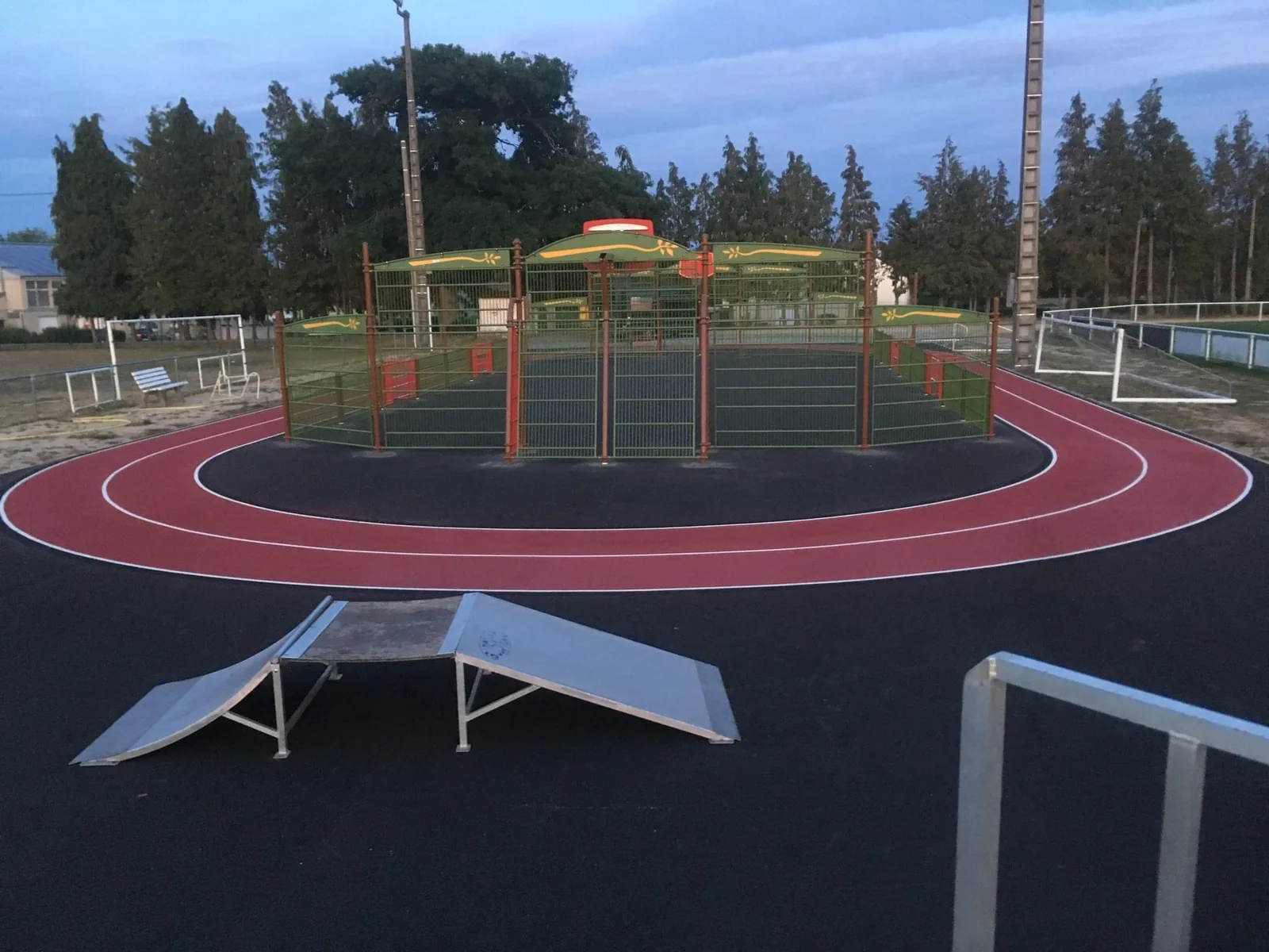 Piste de running et skate park en EPDM autour d'un playground